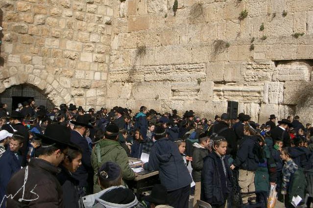 אלפים בעצרות תפילה ברחבת הכותל  וקבר רשב