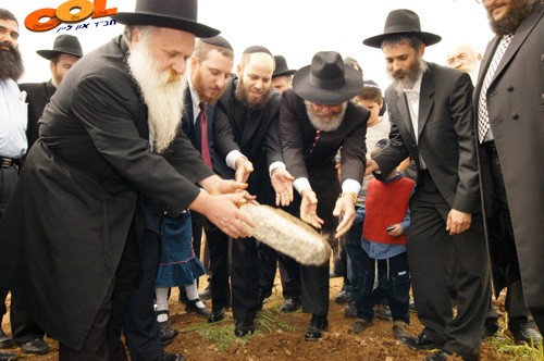 היום בכפר: מפעל תעסוקה, צ'ק נדיב וקרן סיוע