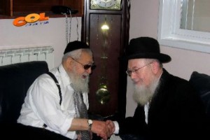 הרב עובדיה יוסף מחמיא לחב