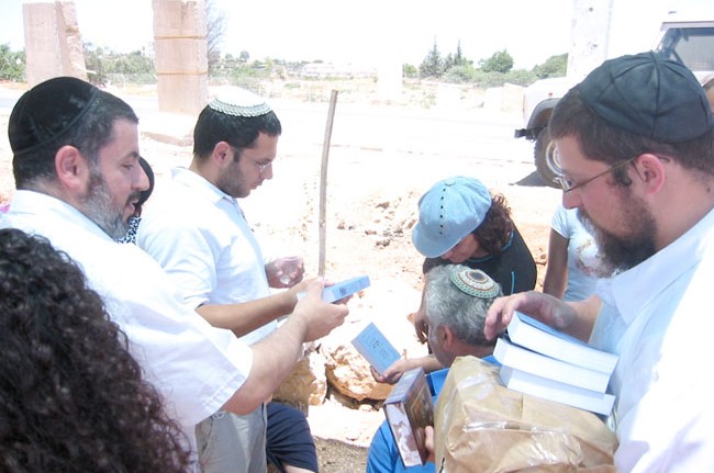 חלוקת ספרי 'תניא' במאחז חזון דוד