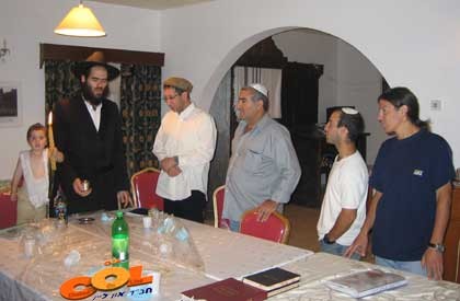 מאות מטיילים פוקדים את בית חב