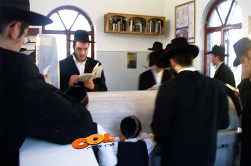 אוקראינה: כמאה בחורים שבתו במז'יבוז'
