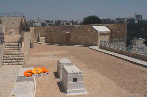 גווילי ספרי-תורה מאירופה לקבורה בישראל