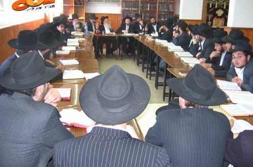 הרב אשכנזי בחן את תלמידי מכון הסמיכה