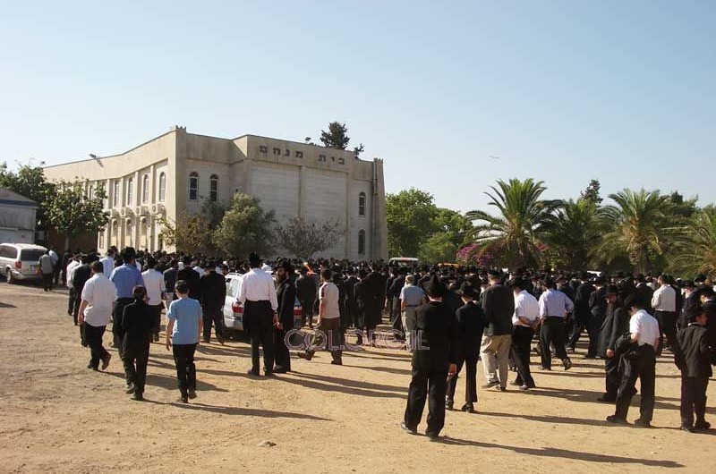 אלפים בהלוויתו של הרב נתן אשכנזי ע אלפים בהלוויתו של הרב נתן אשכנזי ע