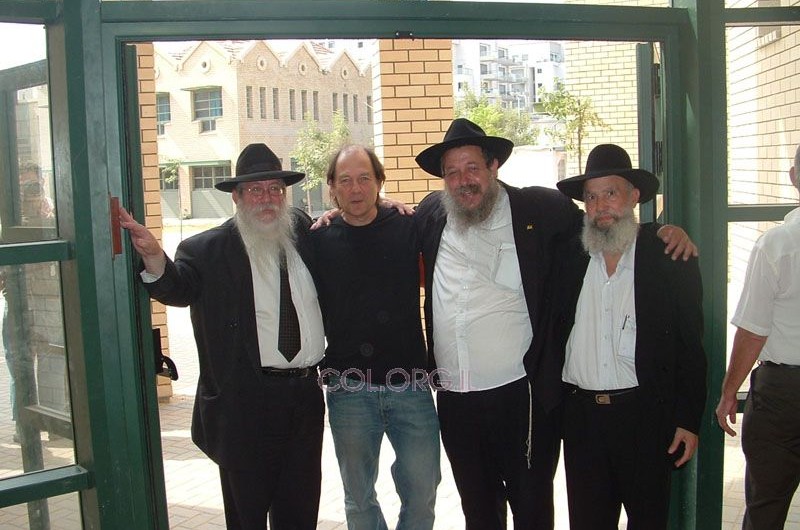 קבלן ערבי-נוצרי בונה בית ספר חב