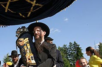 מוסקבה: הכנסת ספר תורה לקעמפ 'גן ישראל'