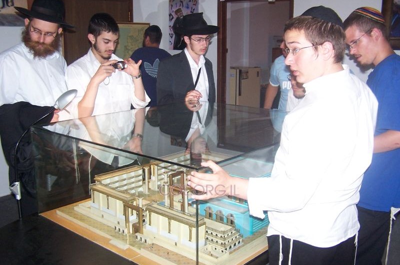 ילדים מהצפון מבקרים בתערוכת המקדש ב-770