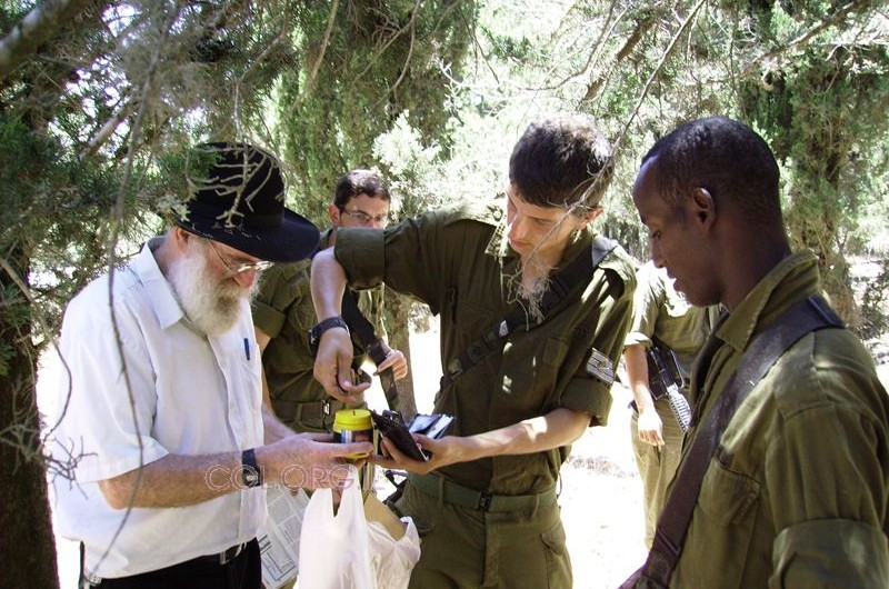 קבוצת חסידים מצפת מעודדים את החיילים באביבים
