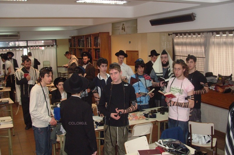 קבוצת מקורבים שבתה בישיבת חב
