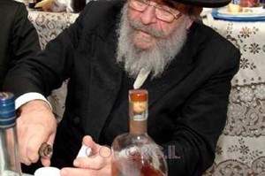 המשקאות המוגשים באולמות תחת השגחת הרב לנדא