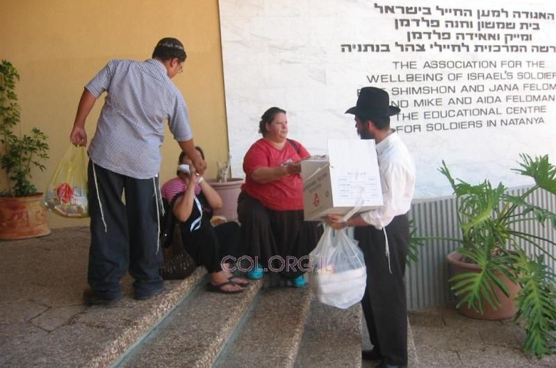 יוזמה מקורית בנתניה: חלוקת עוגות לתושבי הצפון