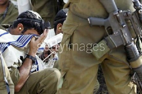 'תמונת היום' - תפילה בקרב