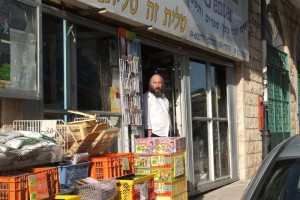 העסק היחיד שנשאר פתוח ברחוב הראשי בצפת