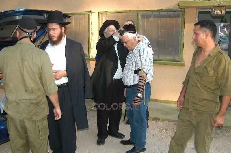 קריית מוצקין: ברכת הדרך עם תפילין