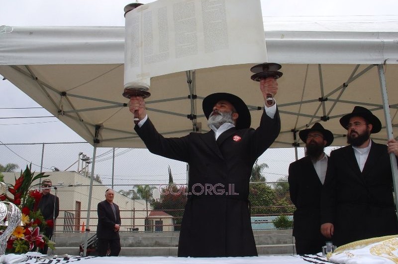ספר תורה ראשון הוכנס ל