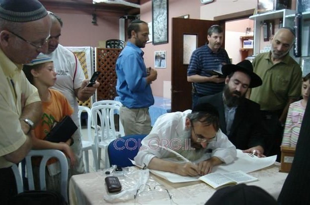 קרני שומרון: החלה כתיבת ספר-תורה