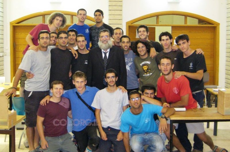 השליח בחיספין הרצה בפני תלמידי המכינה הצבאית 