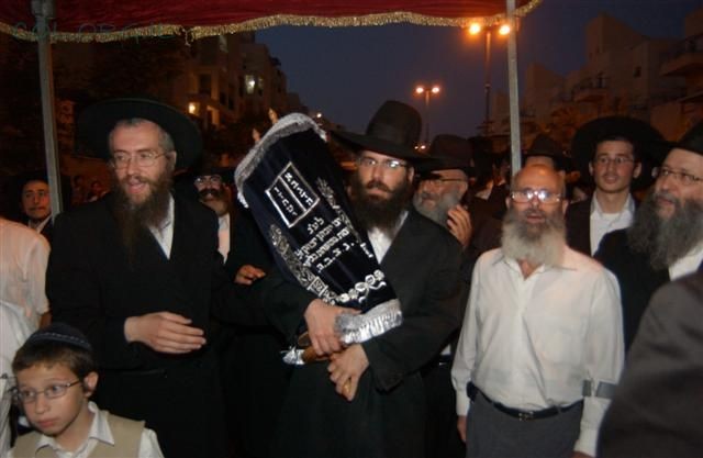 ספר תורה לזכר הילד שטבע בבריכה ● גלרייה