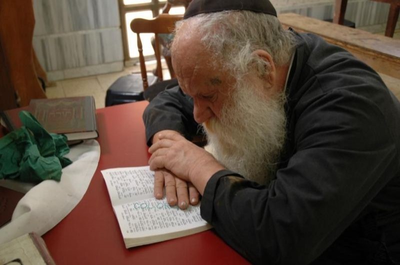 בוקר תשעה-באב בבתי-הכנסת בכפר-חב