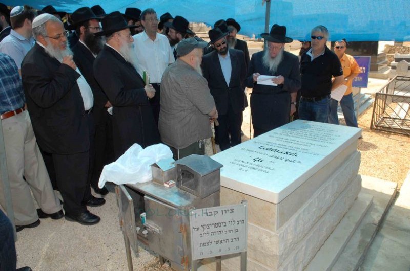 6 שנים לפטירת הרב ביסטריצקי: העלייה לקברו