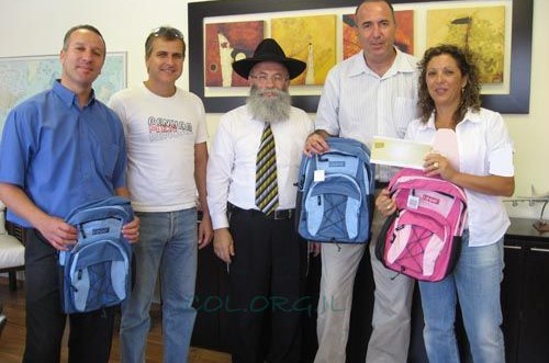 הם לא רק לוקחים, הם גם נותנים