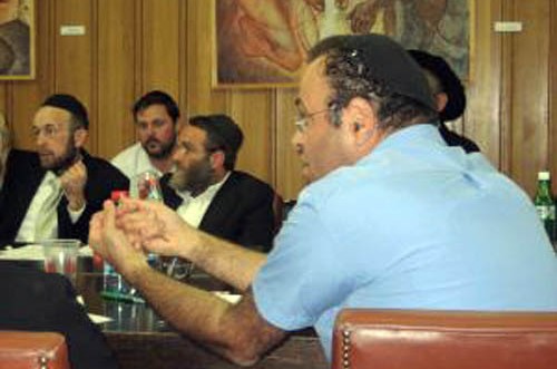 שנתיים לסטירה: דה-הרטוך מגיע לכנסת ומייצג את... חב