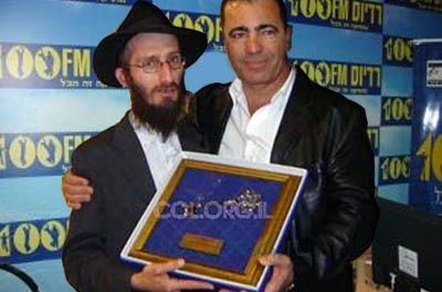 מרגש: ראש-עיר מראיין את השליח בעירו ● להאזנה