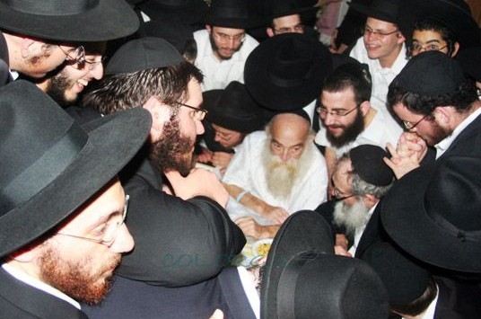 באמצע ההתוועדות: ר' זלמן החליט לבקר את ר' מאיר ● גלריה