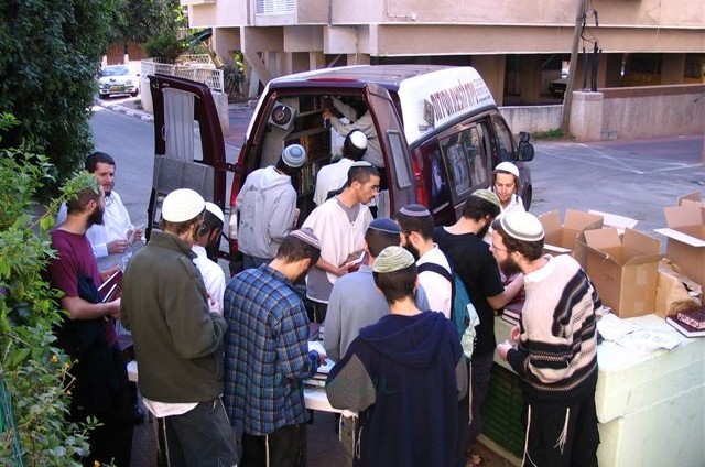 קיץ של חסידות: אלפי ספרים נמכרו 
