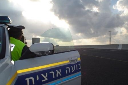 תושבת הכפר  נתפסה נוהגת בכביש החוף כשתינוק בחיקה