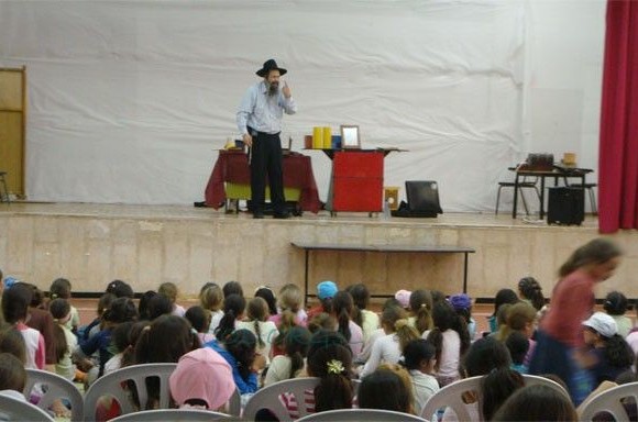 פעילות תורנית עם כיף במפעלי הקיץ בחברון 