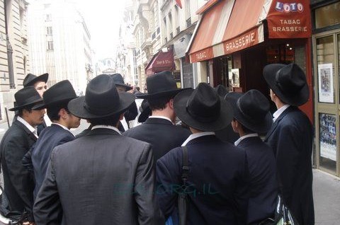 פריז: התלמידים התרגשו במלון שבו שהה הרבי 