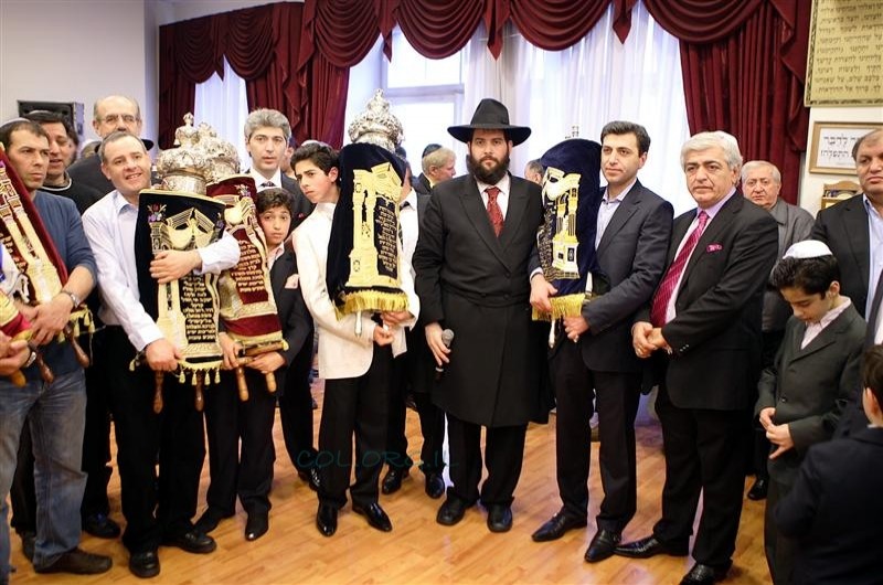 המפגש ברמזור שהביא להכנסת שני ספרי תורה בבודפשט