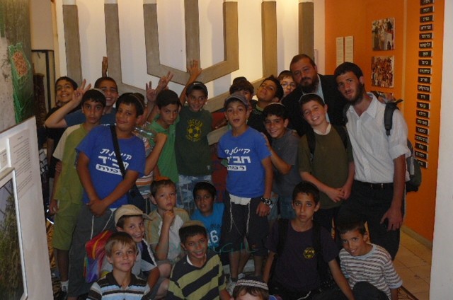 אורי רווח וילדי הקייטנה במוזיאון גוש קטיף 