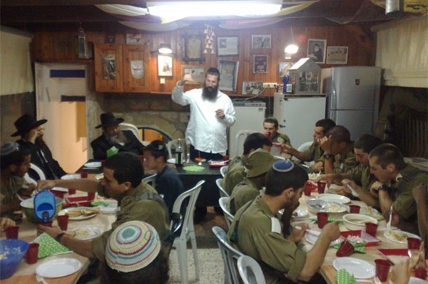 הרב אופן התוועד עם חיילים בחברון