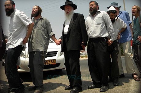 הרב יצחק גינזבורג נחקר במשטרה; תלמידיו ליוו אותו ● תיעוד 
