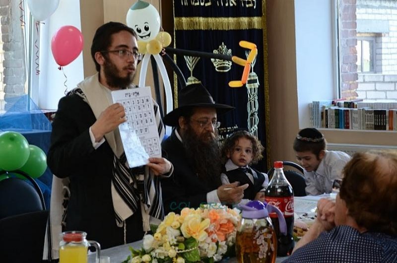 'חלאקה' לשליח הצעיר; הסבא שינן עם נכדו את הא 'חלאקה' לשליח הצעיר; הסבא שינן עם נכדו את הא