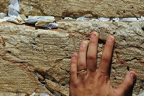 בחור חרדי חיטט בין אבני הכותל ומצא צ'ק על סך 100,000 דולר