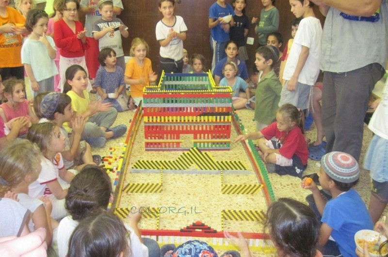 ילדי קיבוץ שדה אליהו בנו את בית המקדש מ- 16,000 חלקי לגו