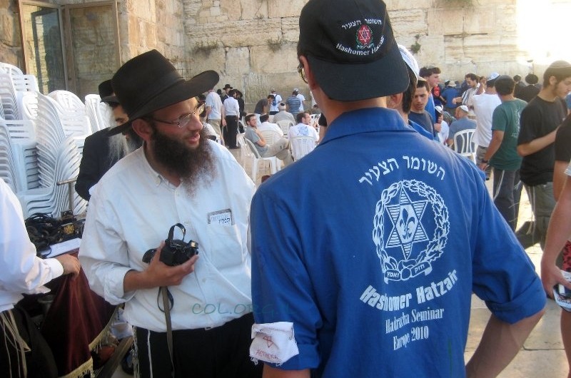 חברי 'השומר הצעיר' הניחו תפילין בכותל 
