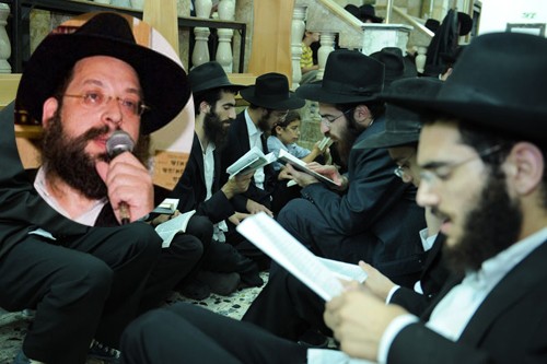 ט' באב: עולים לקבר? מותר להשתמש בספריי לרענון? ● שו
