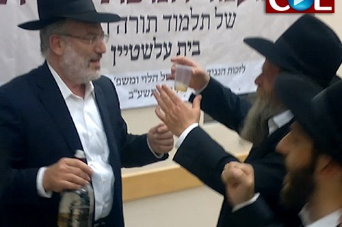 'לחיים' של גביר: כשאלשטיין רקד עם ה'תמימים' ● צפו בוידאו 'לחיים' של גביר: כשאלשטיין רקד עם ה'תמימים' ● צפו בוידאו