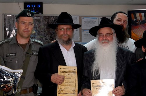עשרות זוגות תפילין חולקו ללוחמים בחברון ● תמונות, וידאו 