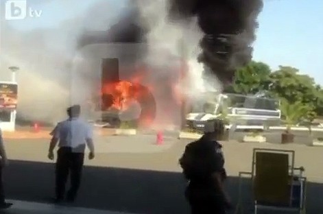 הרגעים שאחרי הפיצוץ: כך נראה האוטובוס הבוער ● וידאו 