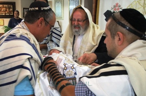 המוהל טס 21 שעות לערוך ברית מילה במקום נידח  