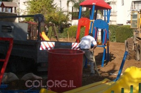 ירושלים: שלושה ילדים נתקעו בתוך מגלשה בשיכון חב