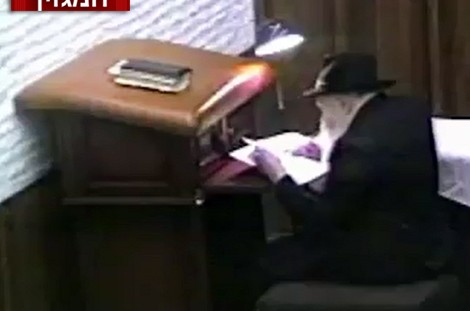 הרבי אומר קינות. תשעה באב תשמ