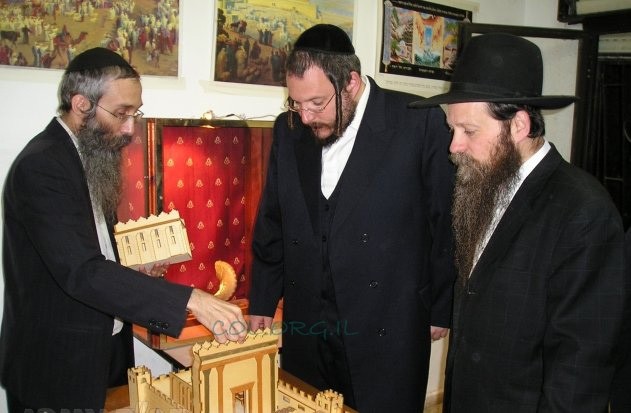 ביתר עלית: תערוכת המקדש בספריה החסידית