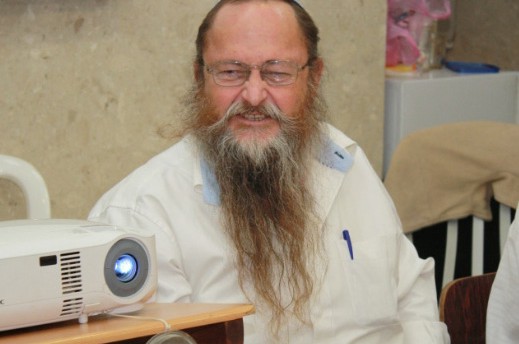 נאחזים בקרנות המוזיאון: מה פשר ההצגה המוזרה הזו? ● דעה 